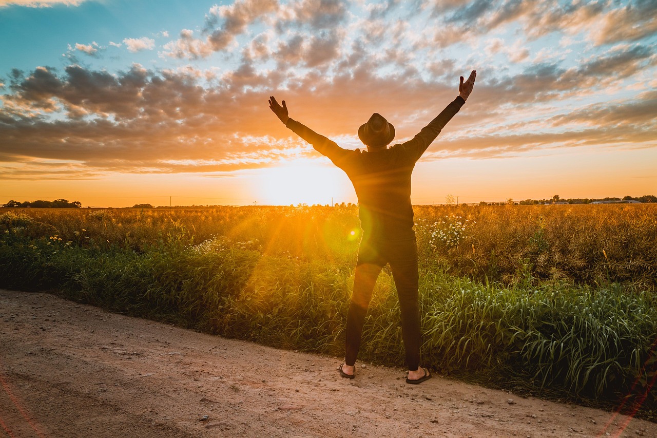 Innerlijke vrijheid en het ware Zelf verbeeld in een zonnegroet