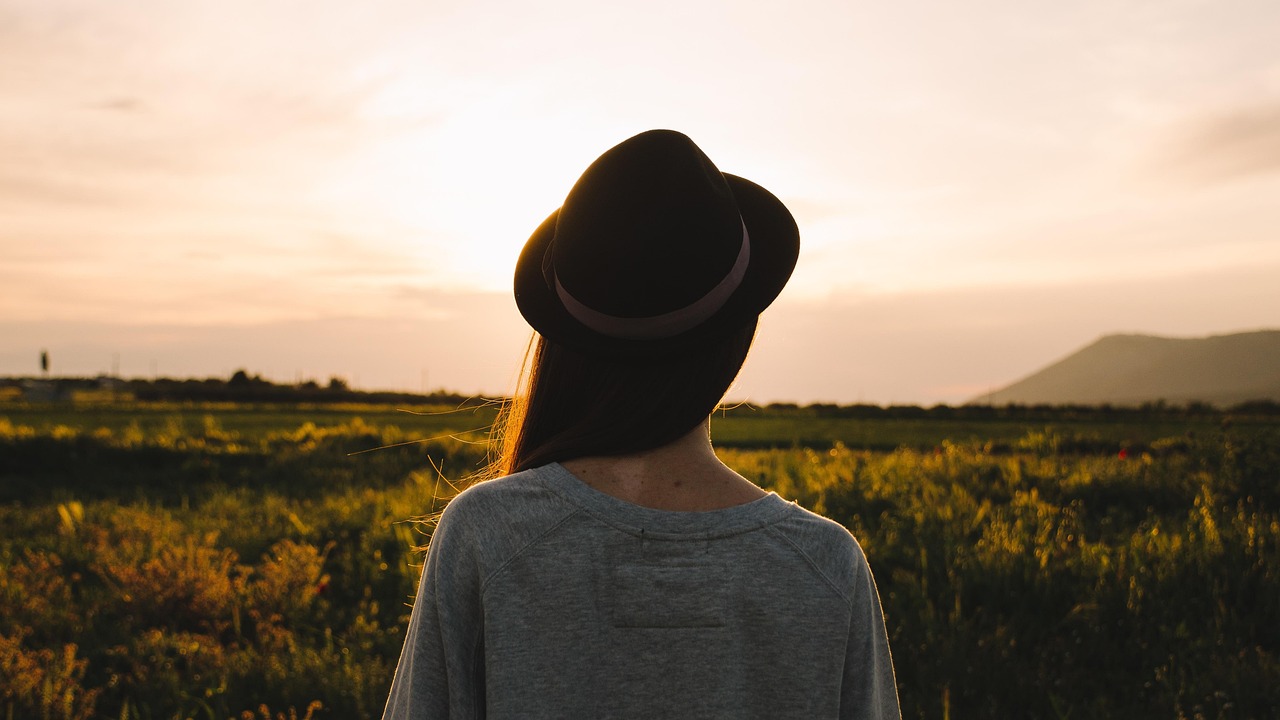Praktische theosofie – vrouw kijkt naar zonsondergang bij Stem van de Stilte
