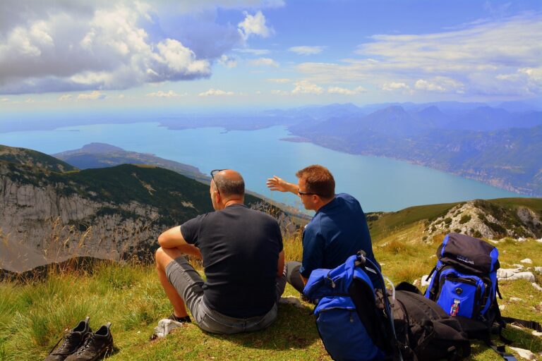 Twee mensen op een berg; één wijst de verte in als symbool voor ‘de weg van het wijzen’ en innerlijke richting.