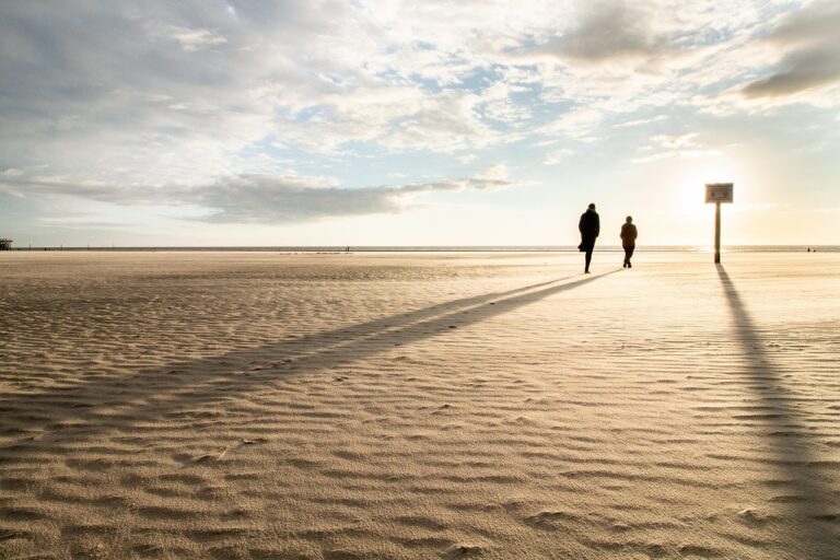 Twee mensen als silhouetten aan de horizon – de mens een relationeel wezen