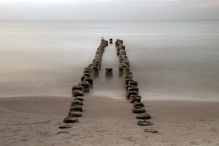 Golfbreker die in zee verdwijnt als symbool voor het pad dat geen pad is