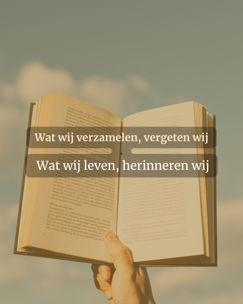 Open boek tegen een lucht met wolken, met de tekst: “Wat wij verzamelen, vergeten wij – Wat wij leven, herinneren wij”